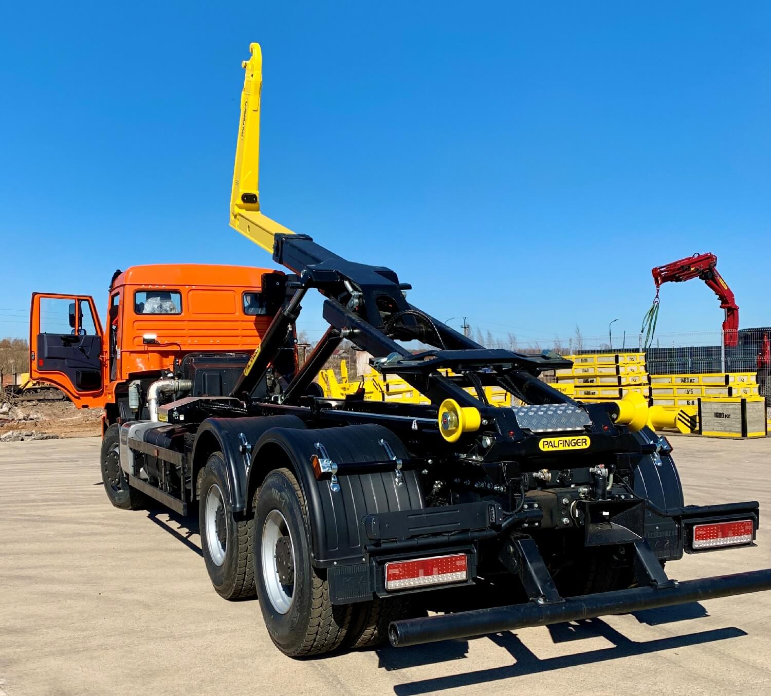 КАМАЗ 6520-23072-53 с крюковым погрузчиком ВК Т20-6000